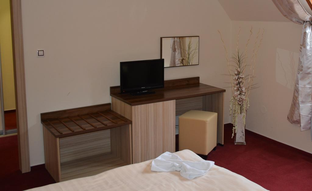Hotel Koruna Karlštejn Екстериор снимка
