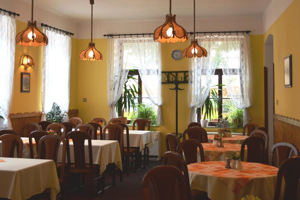 Hotel Koruna Karlštejn Екстериор снимка