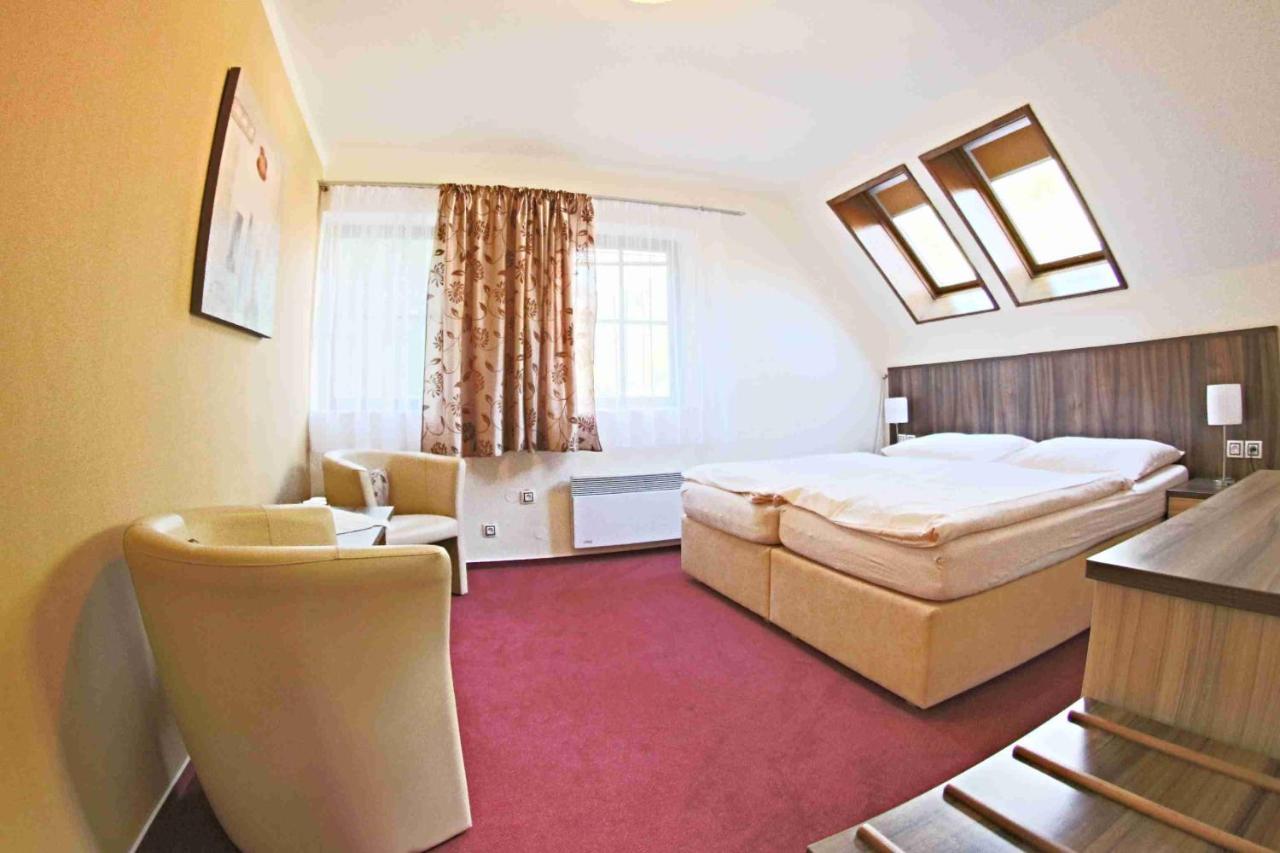 Hotel Koruna Karlštejn Екстериор снимка