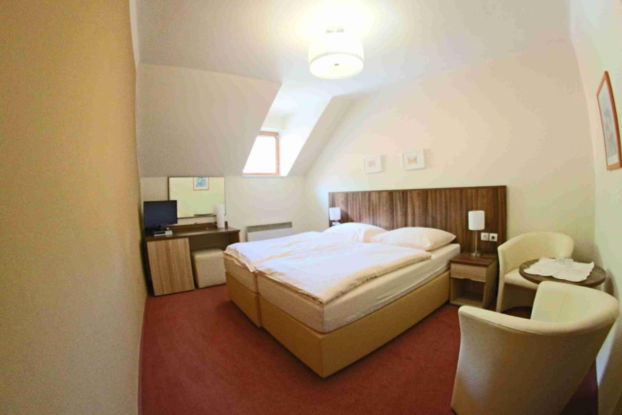 Hotel Koruna Karlštejn Екстериор снимка