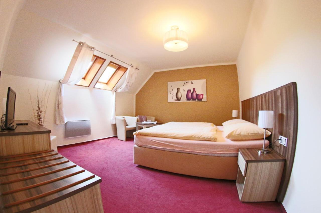 Hotel Koruna Karlštejn Екстериор снимка