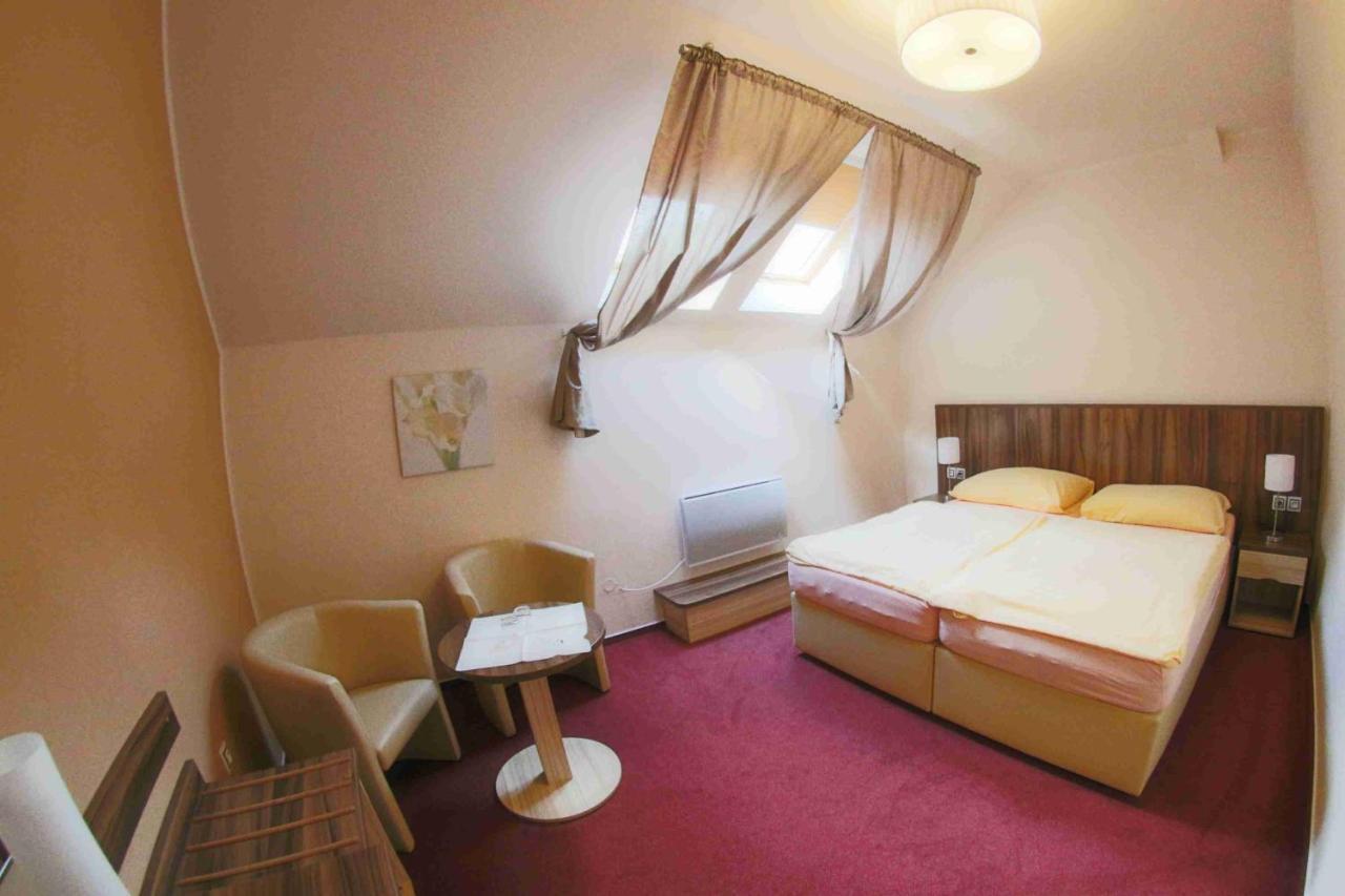 Hotel Koruna Karlštejn Екстериор снимка
