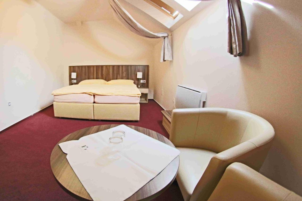 Hotel Koruna Karlštejn Екстериор снимка