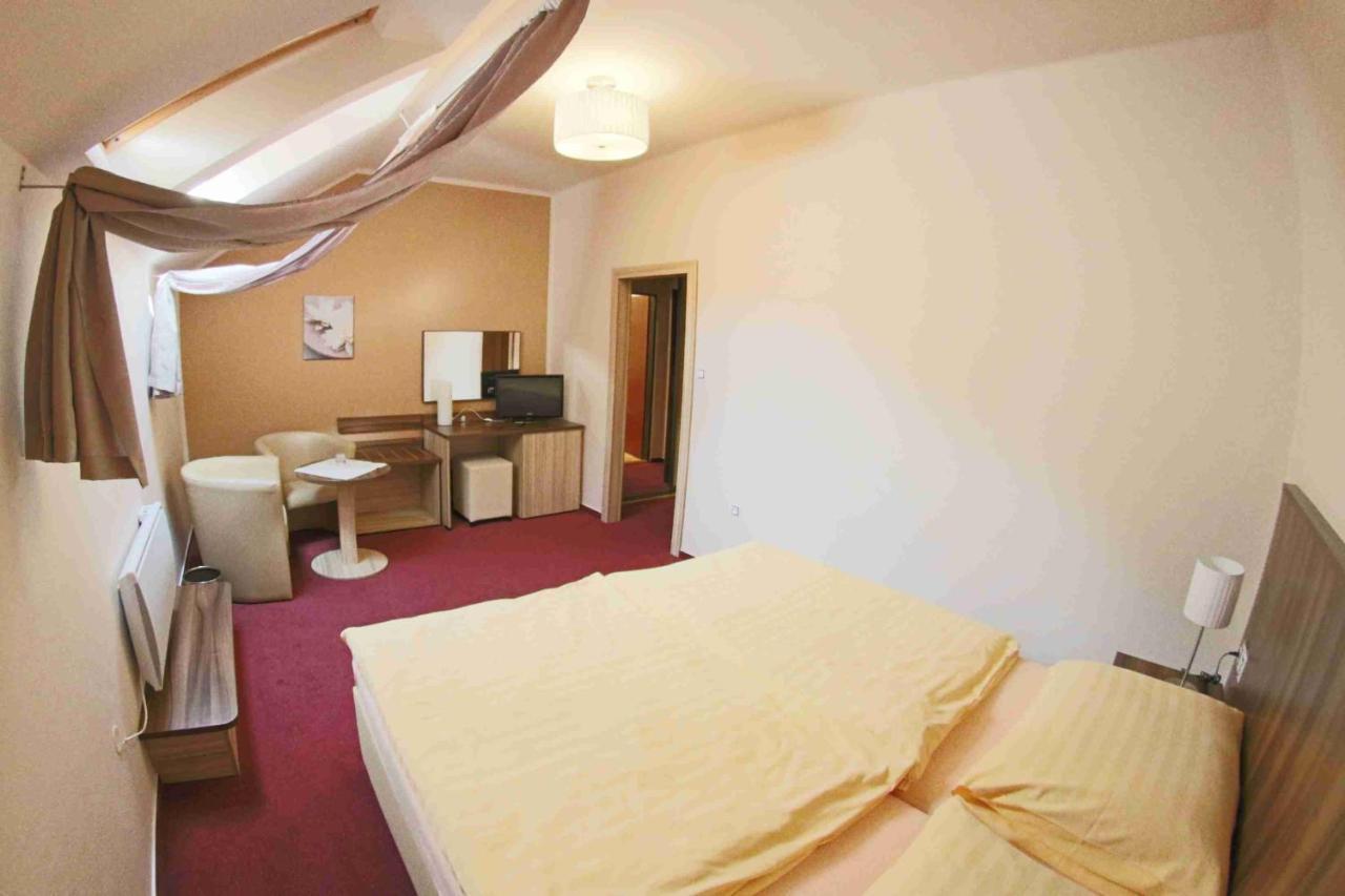 Hotel Koruna Karlštejn Екстериор снимка