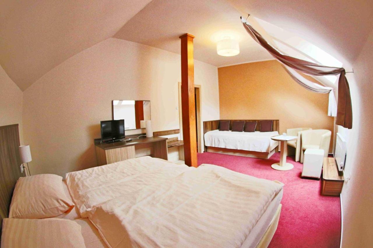 Hotel Koruna Karlštejn Екстериор снимка
